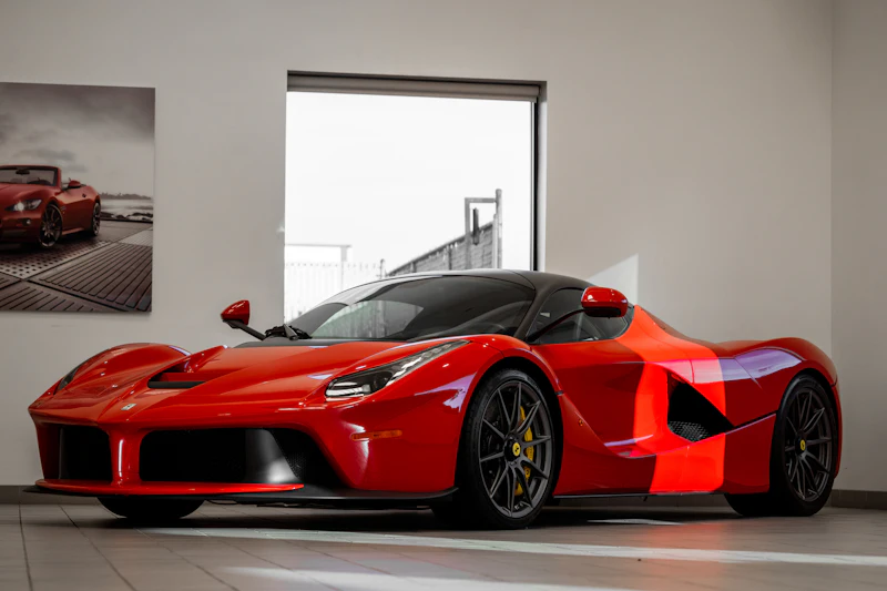 Automóvel esportivo laranja, representando controle de powertrain híbrido